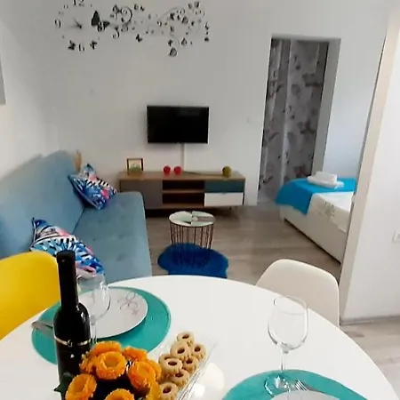 Lennida With Free Parking Apartment *