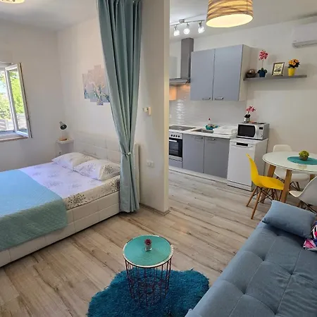 Lennida With Free Parking Apartament