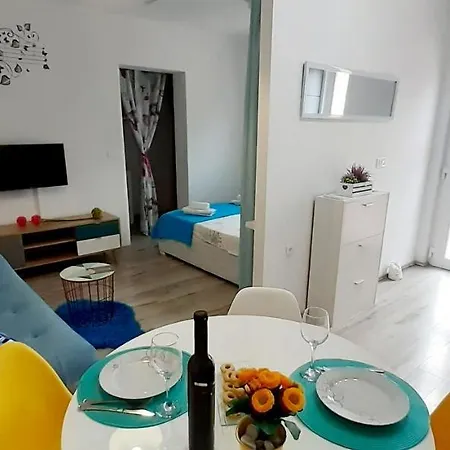 Lennida With Free Parking Apartment *