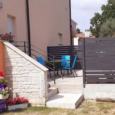 Lennida With Free Parking Daire