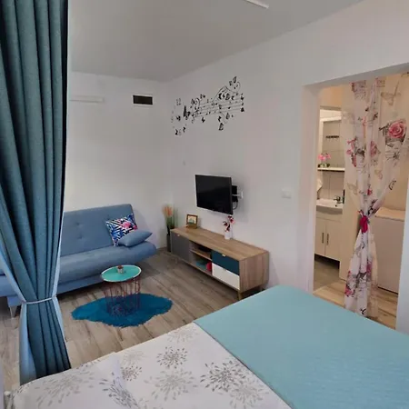 Lennida With Free Parking Daire *